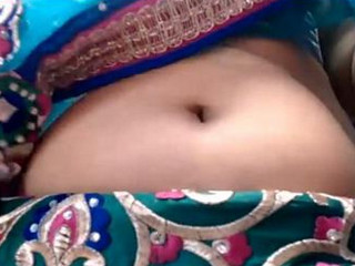 Hot bhabhiji showing her deep sexy navel