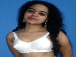 Indian Cochin College Cute Girl Lover MMS Leaked