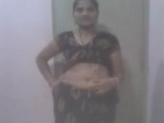 bhabhi showing her assets in saree selfie