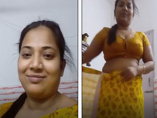 sexy bhabi wearing saree desisip