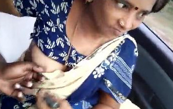 tamil aunty in saree boobs and pussy fondled by driver while on moving car
