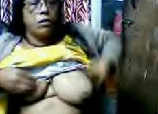 Mature Indian MILF Showing Boobs & Pussy on Webcam