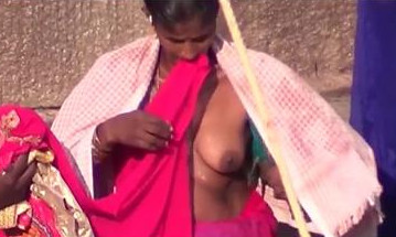 desi aunty changing blouse