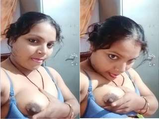 Today Exclusive-Horny Desi Bhabhi Sucking Her Boobs