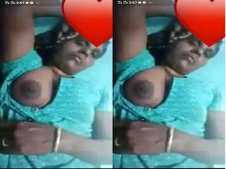 Today Exclusive- Mature Tamil Aunty Showing Boobs on Video Call