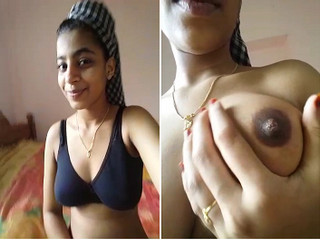 Exclusive- Cute Indian Girl Showing her Boobs To Lover