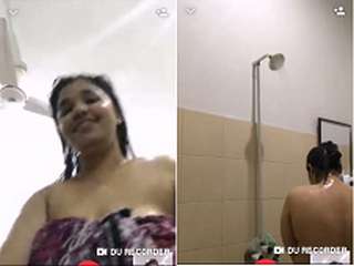 Today Exclusive- Sexy Bhabhi Bathing On Video Call