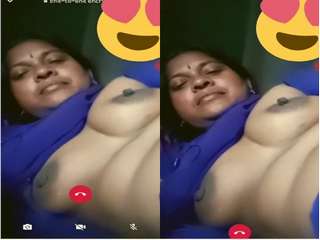 Today Exclusive-Sexy Bhabhi Showing Her Boobs and Pussy On Video Call