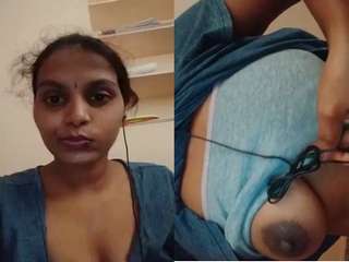 Today Exclusive- Hot Desi Girl Showing Her Boobs