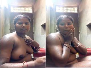 Today Exclusive- Desi girl Record Her Bathing Video For Lover