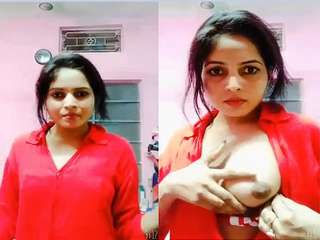 Today Exclusive-Sexy Desi Girl  Showing Her Boobs