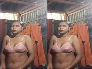 Today Exclusive- Desi Girl Record Her Bathing Video