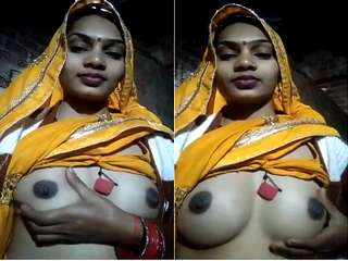 Today Exclusive- Sexy Desi Bhabhi Showing Her Boobs