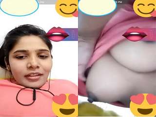 Today Exclusive- Sexy look Desi Girl Showing Her Boobs On Video