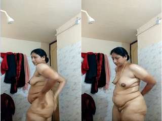 Today Exclusive- Sexy Aunty Record Bathing Video