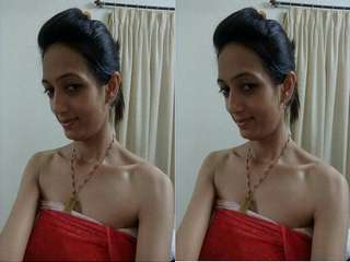 Today Exclusive- Sexy Desi Girl Showing Her Nude Body On Video Call