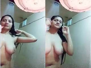 Today Exclusive- CUte Paki Girl Record Her Bathing Video For Lover
