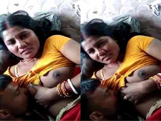 Today Exclusive- Desi Cpl Romance and Hubby Sucking Wife Boobs