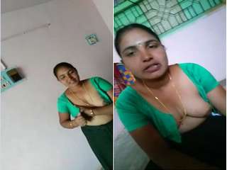 Sexy Mallu Bhabhi Showing Her Boobs