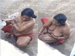 Today Exclusive- Desi Bhabhi OutDoor Bathing