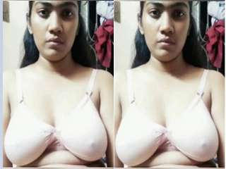 Today Exclusive- Desi Girl Showing her Boobs and Pussy On Video Call
