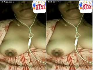 Today Exclusive- Mature Bhabhi Showing Boobs