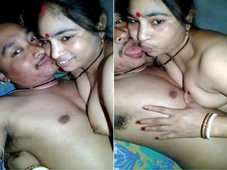 Exclusive- Desi Cheating Wife Romance With Deaver while Hubby Not in Home