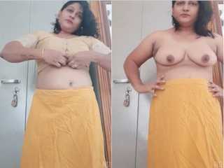 Today Exclusive- Sexy Desi Bhabhi Showing Her Boobs