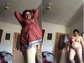 Today Exclusive- Desi Bhabhi Strip Her Cloths and Showing Nude Body