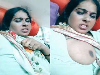 Today Exclusive-Tamil Bahbhi Showing boob
