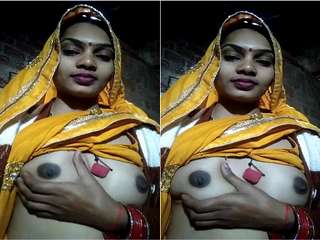 Today Exclusive- Bhabhi Showing Her Boobs