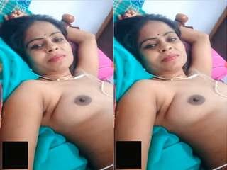 Today Exclusive- Super Hot Desi Bhabhi Showing Her Boobs on Video Call