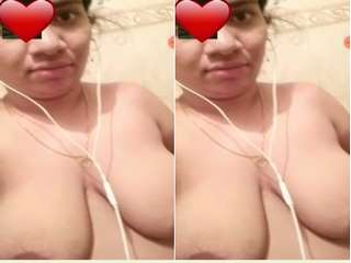 Today Exclusive- Horny Desi Bhabhi Showing Her boobs on Video Call