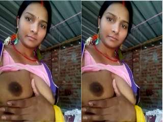 Today Exclusive- Village Bhabhi Showing Boobs and Pussy