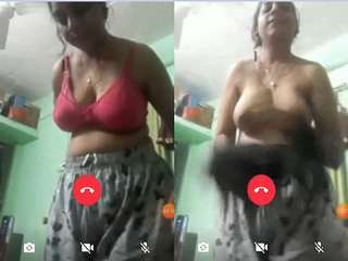 Today Exclusive- Desi Bhabhi Showing Her Boobs on Video Call Part 1