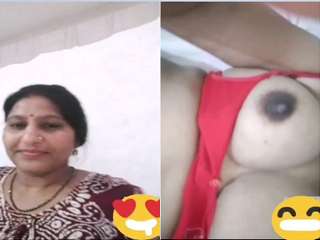Today Exclusive- Sexy Desi Bhabhi Showing Boobs