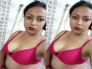 Today Exclusive-Sexy Desi Bhabhi Showing Her Boobs