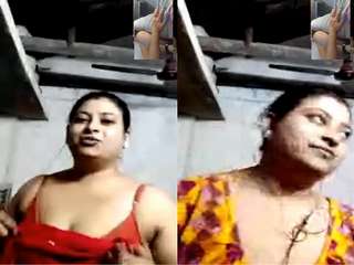 Today Exclusive – Desi Bhabhi Showing Boobs On Video Call