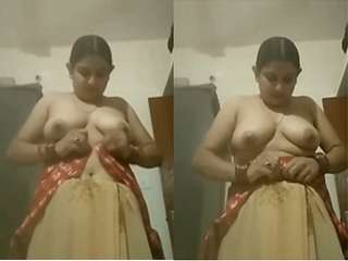 Today Exclusive – Sexy Desi Wife Showing Her Boobs
