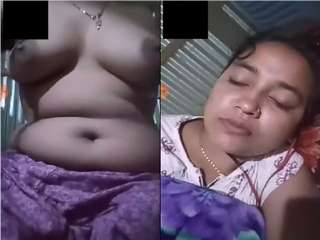 Today Exclusive – Desi Girl Showing her Boobs on Video Call