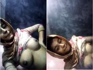 Today Exclusive- Desi Village Girl Showing Her Boobs