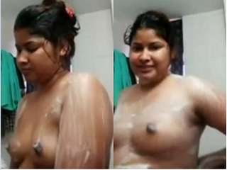Today Exclusive- Desi Girl Bathing