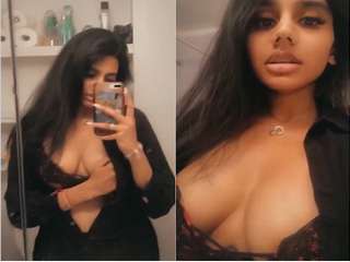 Today Exclusive- Sexy Desi Girl Showing Boobs