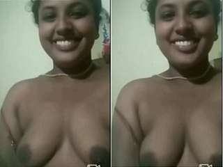 Today Exclusive-Desi Bhabhi Showing Her Boobs