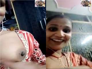 Today Exclusive- Sexy Desi Bhabhi Showing her Boobs on Video Call