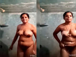 Today Exclusive- Sexy Mallu Bhabhi Bathing Part 2