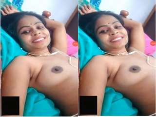 Today Exclusive- Sexy bhabhi Showing Her Boobs