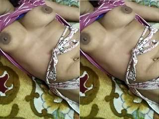 Today Exclusive- Desi bhabhi Boobs and Pussy Video Record by hubby