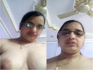 Today Exclusive- Horny Bhabhi Showing Her Boobs