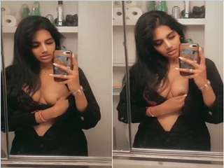 Today Exclusive- Sexy Lankan Girl Showing Boobs